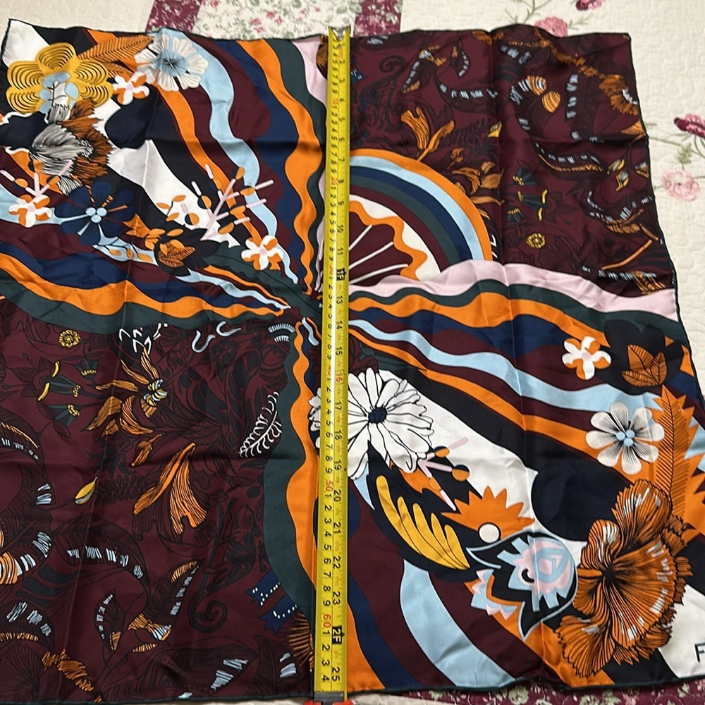 Fendi silk scarf Use a few times - Picture 7 of 7
